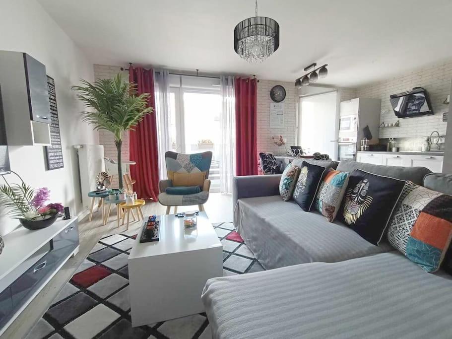 Appartement 4 Pieces - La Rose Des Yvelines - Classe 3 Etoiles Трап Екстериор снимка