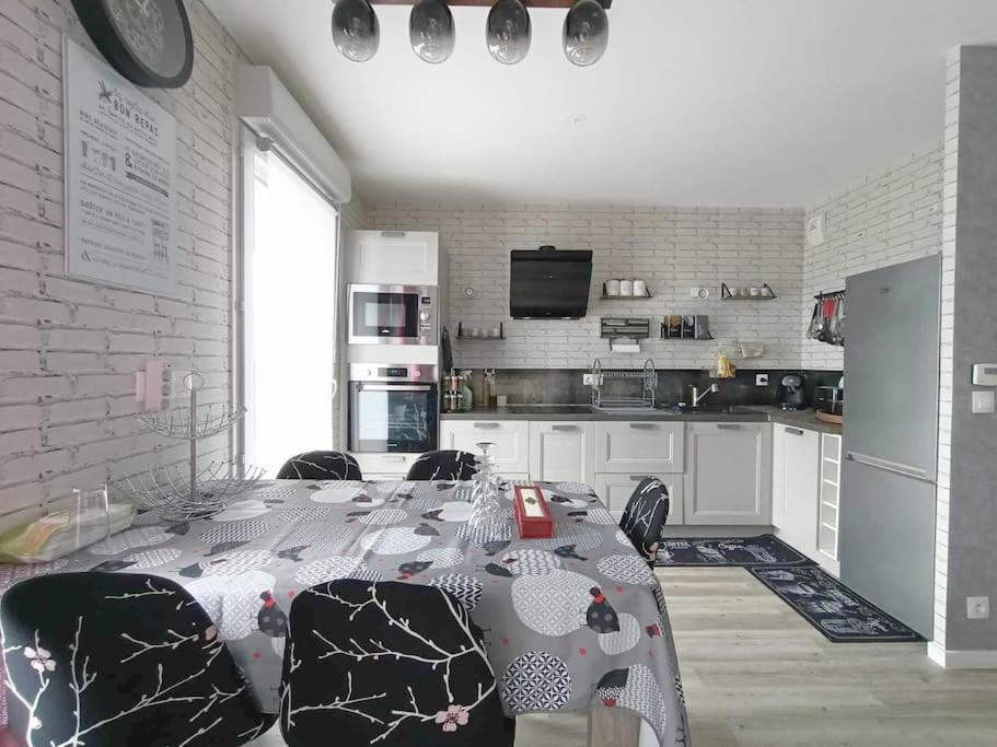 Appartement 4 Pieces - La Rose Des Yvelines - Classe 3 Etoiles Трап Екстериор снимка